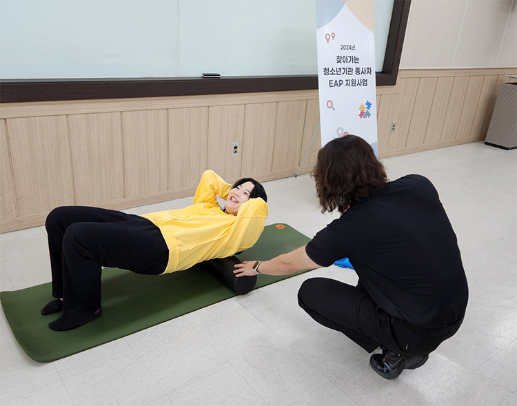 사진은 경기 용인시청소년미래재단의 한 직원이 근골격질환 예방 프로그램에 참여하고 있는 모습.